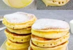 Leckere Pfannkuchen mit frischen Früchten und Sirup serviert.