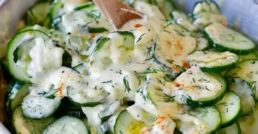 Paprika Gurken Salat mit Joghurt-Senf-Dressing in einer bunten Schüssel