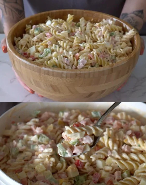 Bunt gemischter Pasta-Salat mit frischem Gemüse und Dressing