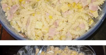 Leckerer Pasta-Salat mit geheimen Zutaten serviert in einer Schüssel
