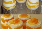 Leckeres Pfirsich-Cremedessert mit frischen Zutaten serviert.