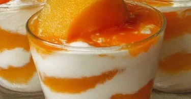 Eine köstliche Pfirsichcreme in einer Dessertschale