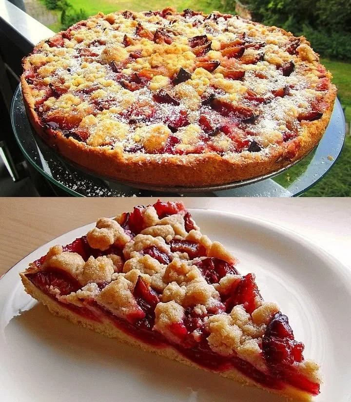 Pflaumenkuchen mit Zimtkrümeln auf einem Teller serviert