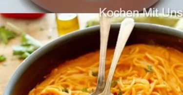 Pilz-Spaghetti mit Parmesan auf einem Teller, garniert mit frischen Kräutern.