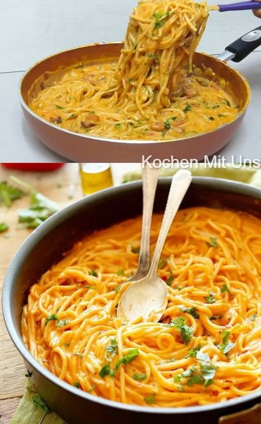 Pilz-Spaghetti mit Parmesan auf einem Teller, garniert mit frischen Kräutern.