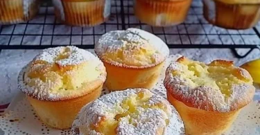 Leckere Pudding Muffins frisch gebacken auf einem Teller