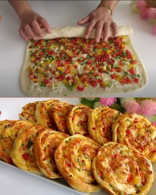 Leckere Puff Pastry Rolls mit Schinken und Käse auf einem Teller