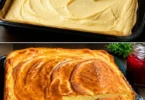 Quark Pudding Kuchen auf einem Teller, dekoriert mit frischen Früchten