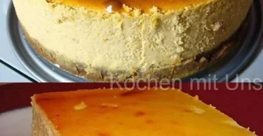 Quarkkuchen mit frischem Zitronenbelag auf einem Teller