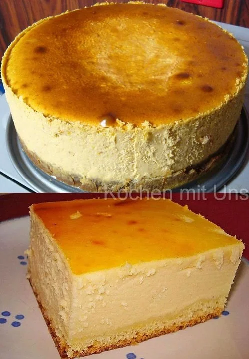 Quarkkuchen mit frischem Zitronenbelag auf einem Teller