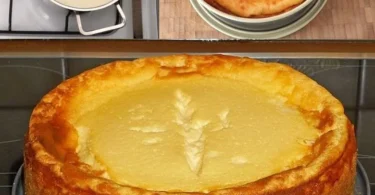 Saftiger Rahmkuchen auf einem Teller mit frischen Früchten dekortiert