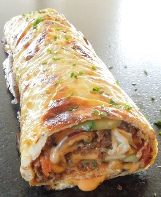 Rinderhackfleisch-Käse-Rolle auf einem Teller
