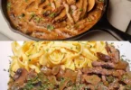 Köstliches Rindfleisch Stroganoff auf einem Teller serviert