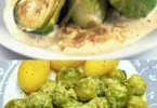 Rosenkohl serviert mit cremiger Senfsauce auf einem Teller