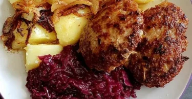Leckere Rotkohl Frikadellen mit Beilage von saftigem Rotkohl serviert