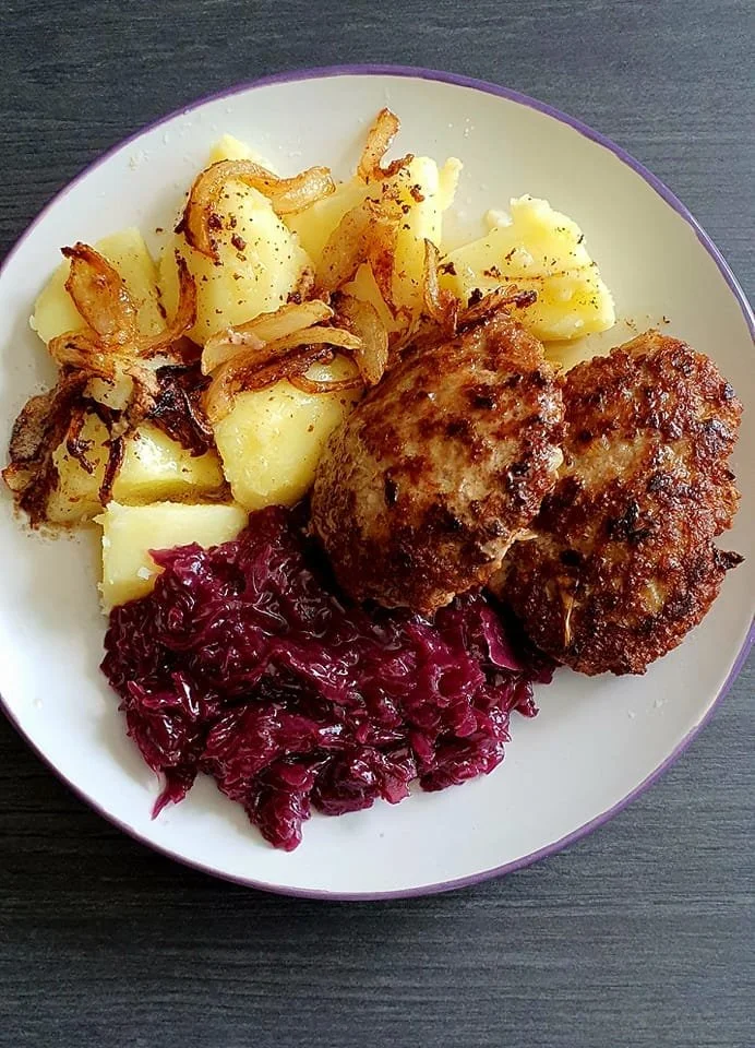 Leckere Rotkohl Frikadellen mit Beilage von saftigem Rotkohl serviert