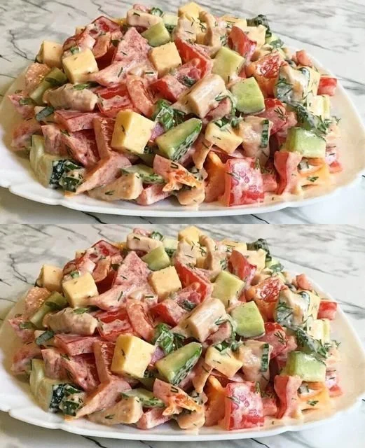 Salat mit frischem Kräutermix und Emmentaler auf einem Teller