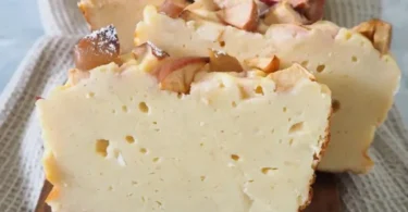 Schneller Apfel-Quark-Kuchen ohne Boden mit frischen Äpfeln und Quark