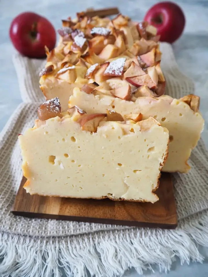 Schneller Apfel-Quark-Kuchen ohne Boden mit frischen Äpfeln und Quark