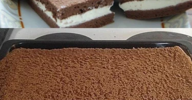 Leckerer Schokoladenkuchen mit Sahne auf einem Teller serviert