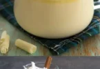 Bild von Schokoladenmilch in einem Glas mit Schokoladenstückchen