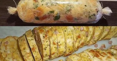 Serviettenknoedel auf einem Teller, traditionelles Rezept aus Deutschland