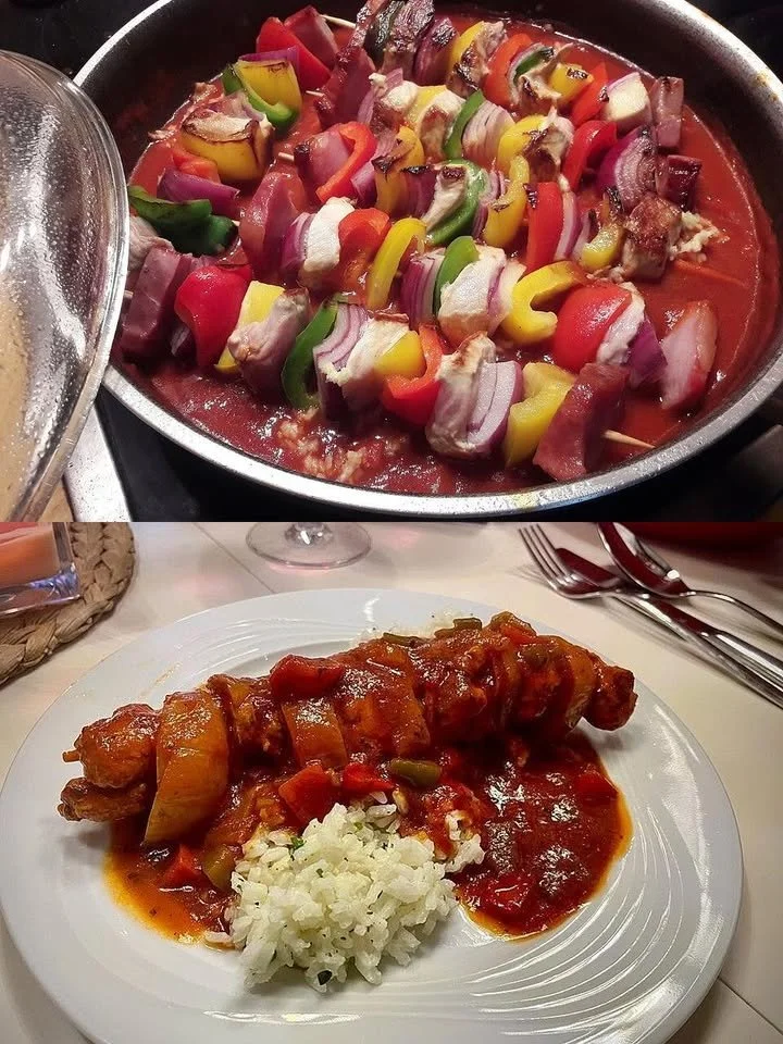 Leckeres Shashlik mit hausgemachter Shashlik-Sauce auf dem Grill.