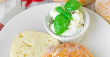 Skyr Rolls auf einem Teller, serviert als gesundes Rezept für Snacks.