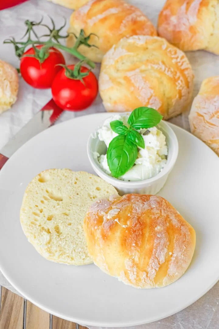 Skyr Rolls auf einem Teller, serviert als gesundes Rezept für Snacks.