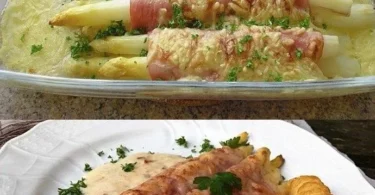 Spargel mit Schinken und cremiger Sauce auf einem Teller serviert