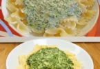 Cremige Spinat-Frischkäse-Sauce über Pasta serviert.