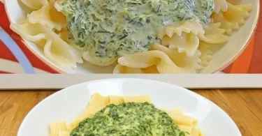Cremige Spinat-Frischkäse-Sauce über Pasta serviert.