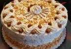 Sponge Cake mit Sahne und Haselnüssen, ein köstliches Dessert.