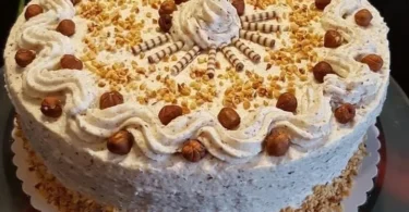 Sponge Cake mit Sahne und Haselnüssen, ein köstliches Dessert.