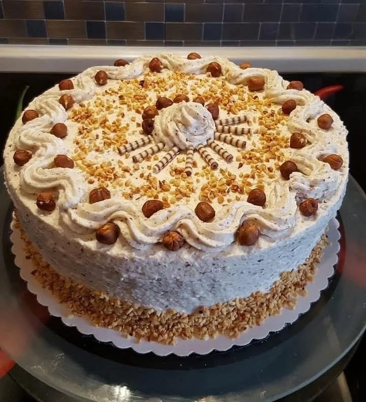 Sponge Cake mit Sahne und Haselnüssen, ein köstliches Dessert.