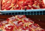 Gesunkener Erdbeer-Blattkuchen in einer Kastenform mit frischen Erdbeeren dekoriert