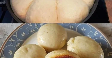 Süße Dampfdumplings serviert auf einem Teller, mit frischen Früchten garniert.
