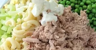 Frischer Thunfisch-Pasta-Salat serviert in einer Schüssel
