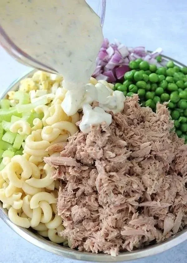 Frischer Thunfisch-Pasta-Salat serviert in einer Schüssel