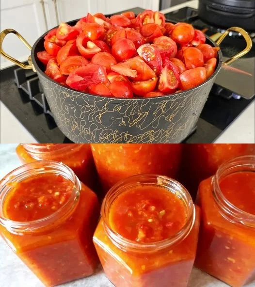 Hausgemachte Tomatensauce in einer Schüssel mit frischen Zutaten