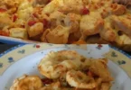 Tortellini mit Hähnchen und Paprika auf einem Teller serviert