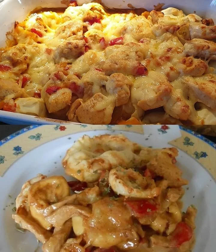 Tortellini mit Hähnchen und Paprika auf einem Teller serviert
