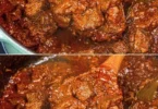Schmackhafter ungarischer Rindfleisch-Zwiebel-Eintopf in einer Schale.