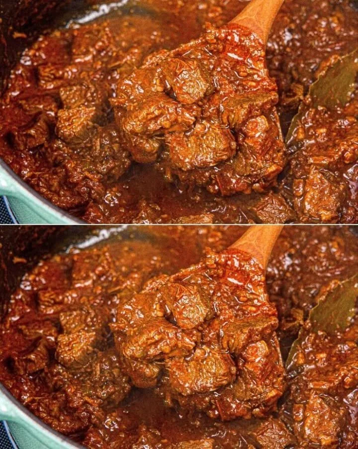 Schmackhafter ungarischer Rindfleisch-Zwiebel-Eintopf in einer Schale.