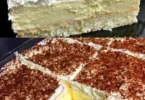 Vanillecreme-Kuchen auf einem Teller dekoriert mit frischen Früchten
