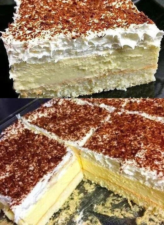 Vanillecreme-Kuchen auf einem Teller dekoriert mit frischen Früchten