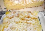 Vanillepuddingkuchen mit Streusel auf einem Teller serviert