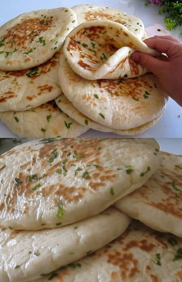 Frisch gebackenes Weißes Brot auf einem Holzbrett