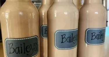 Whiskey Cream Cocktail in einem eleganten Glas mit Sahne und Whiskey.