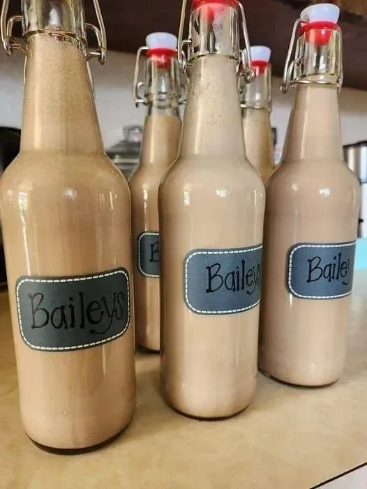 Whiskey Cream Cocktail in einem eleganten Glas mit Sahne und Whiskey.